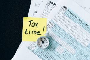 Read more about the article The Benefits and Drawbacks of Delaying Your Company’s Tax Filing Date