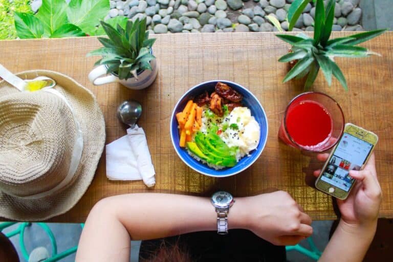 Photo by destiawan nur agustra: https://www.pexels.com/photo/woman-holding-iphone-while-eating-1034940/