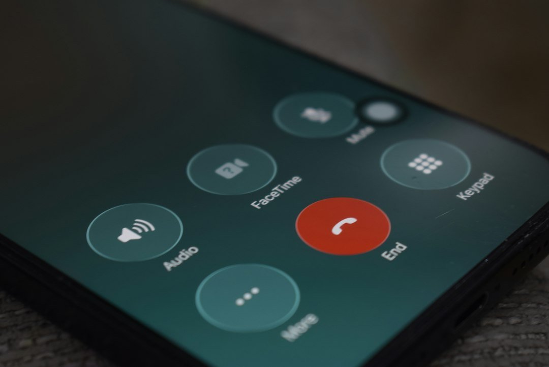 Smartphone screen displaying an incoming call interface