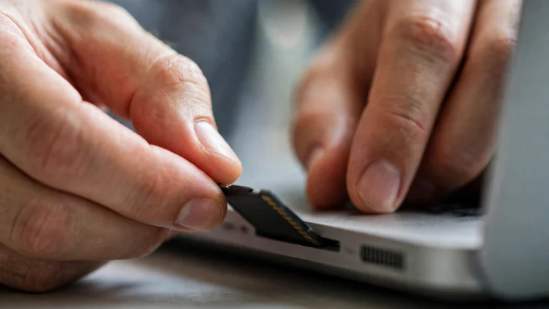 How to Insert or remove an SD card in your PC